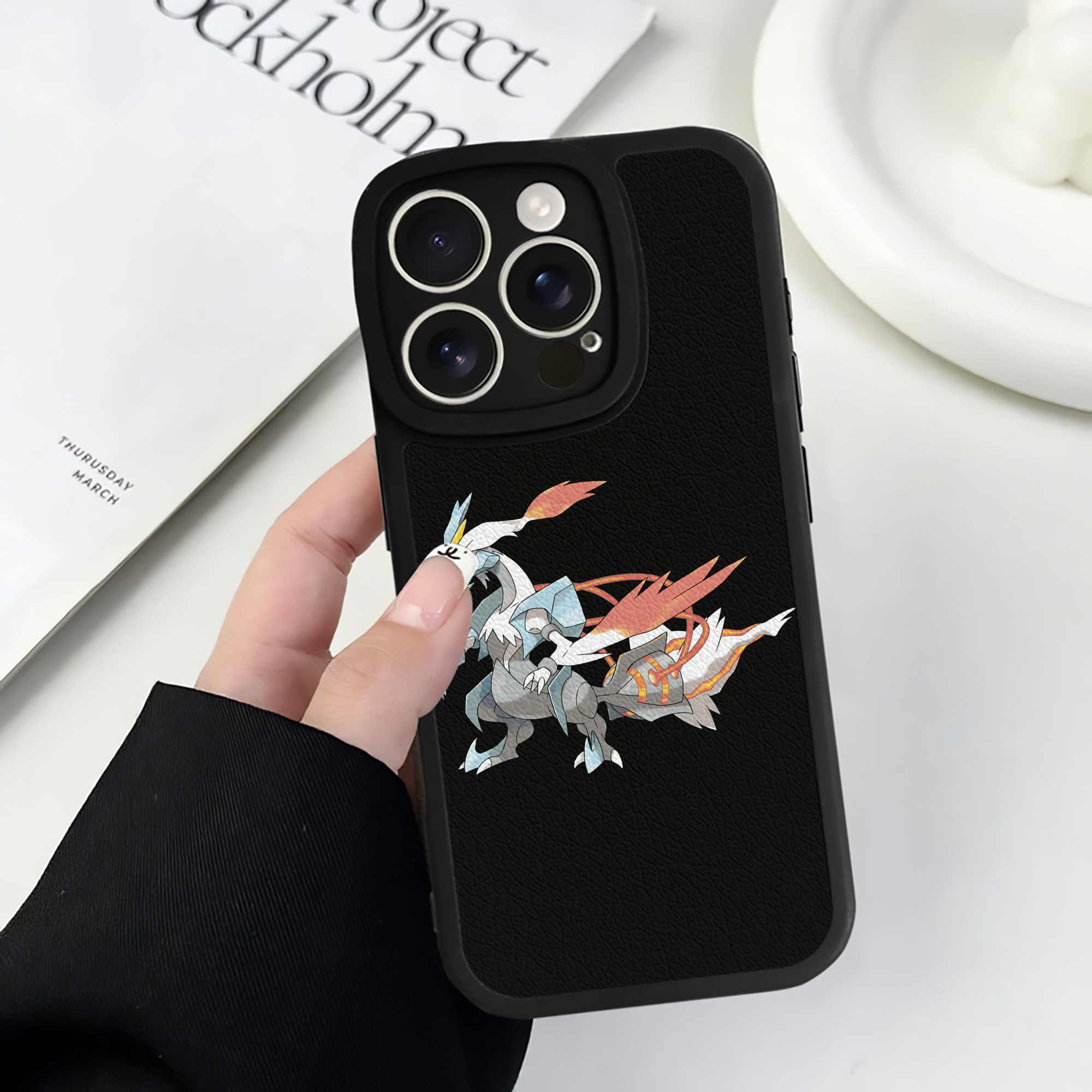 （画像用） ポケットモンスター Pokémon 【iPhone 16シリーズ対応】シリコンスマホケース（レザー調） 材質：シリコン